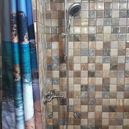 בית נופש Kuca Paradise- Robinson מורטר